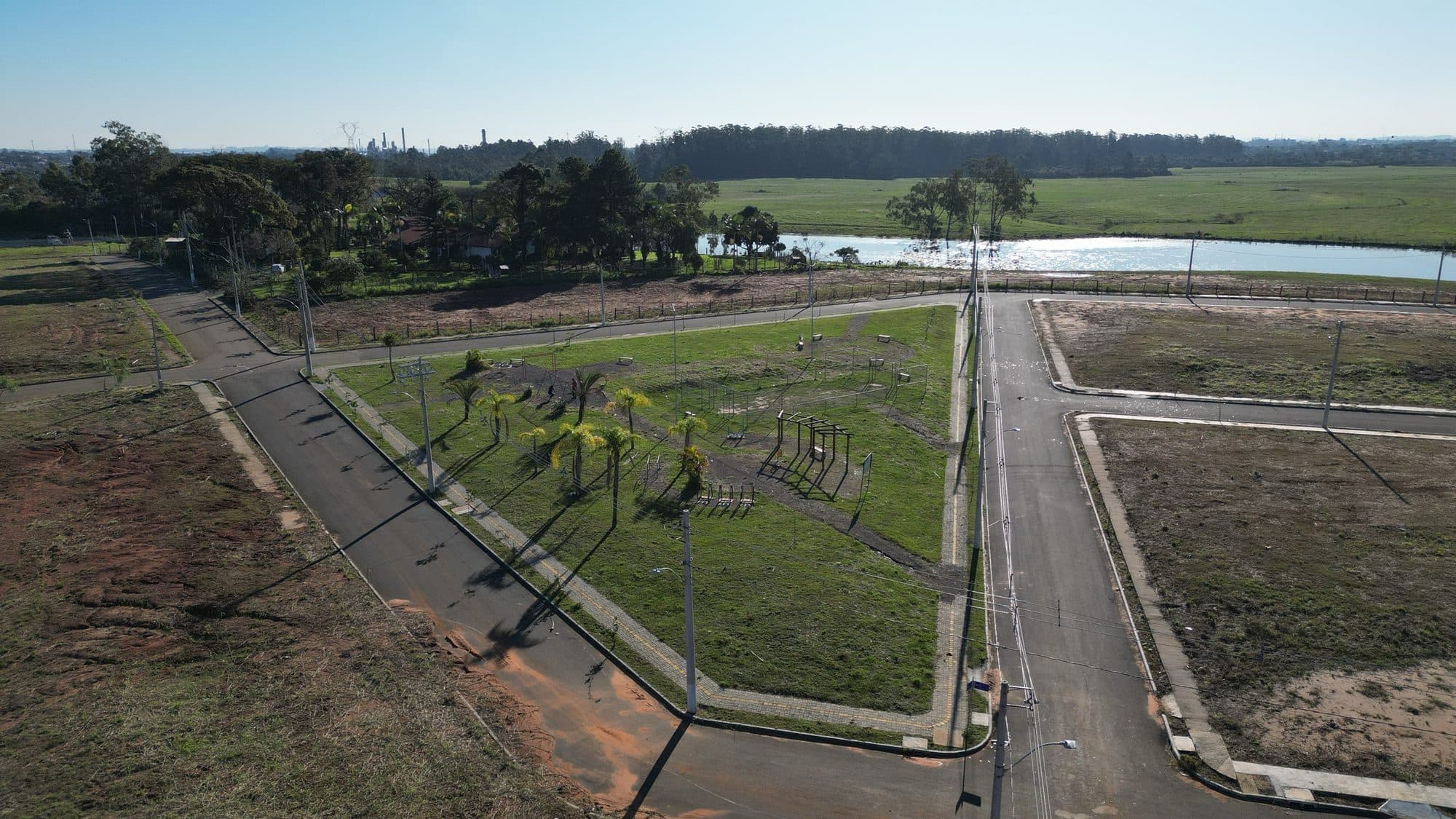 Praça à beira do lago
